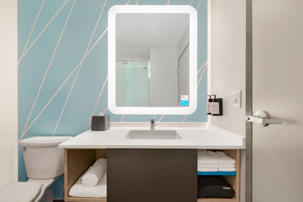 avid hotels - Boston Logan Airport - Revere, an IHG Hotel , MA 02151 near Boston Logan International Airport View Point 18