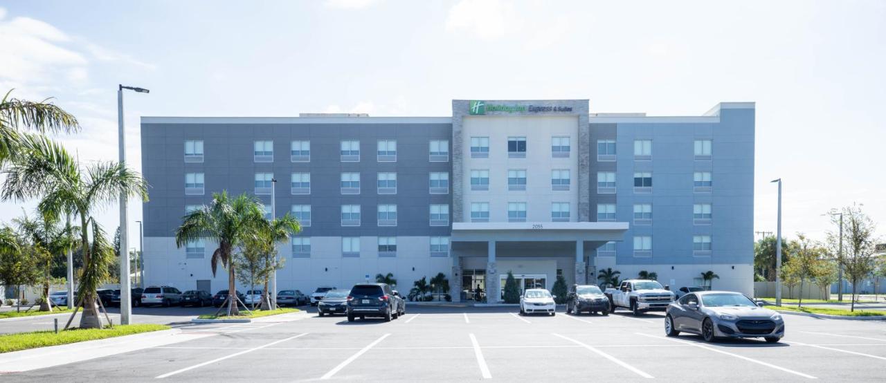 Holiday Inn Express & Suites Tampa Stadium Airport Area, An Ihg Hotel