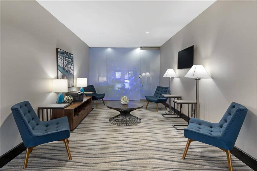 Best Western Plus Arlington North Hotel & Suites 4