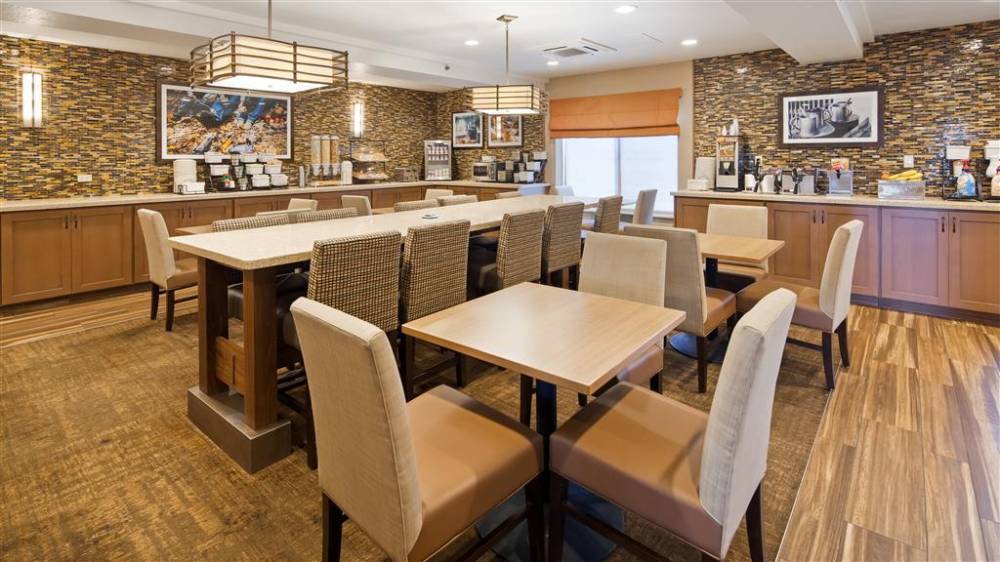 Best Western Plus Cottontree Inn 4