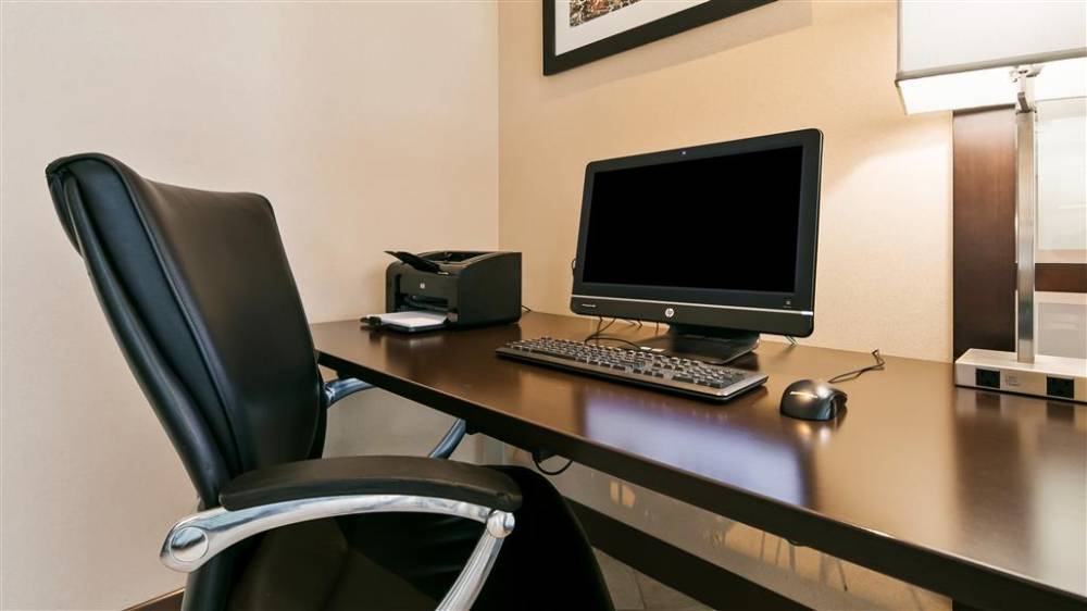 Best Western Plus Edmonton Airport Hotel 6