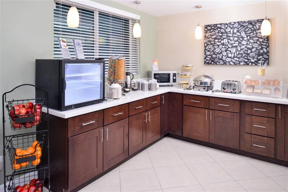 Best Western Plus La Mid-town Hotel 8