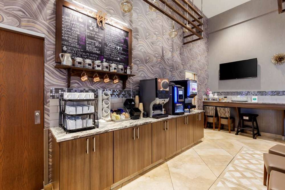 Best Western Plus St. John\'s Airport Hotel And Suites 7