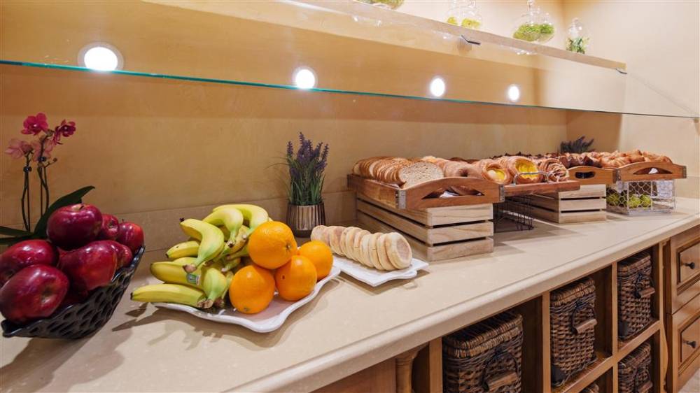 Best Western Plus Sunset Plaza Hotel 8