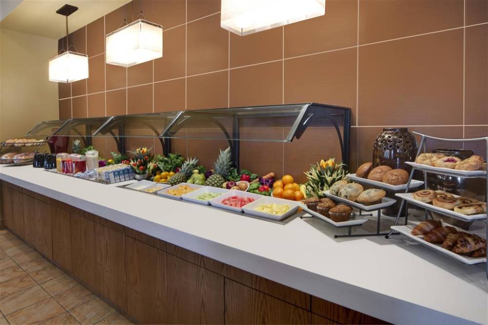 Best Western Plus Winnipeg Airport Hotel 10