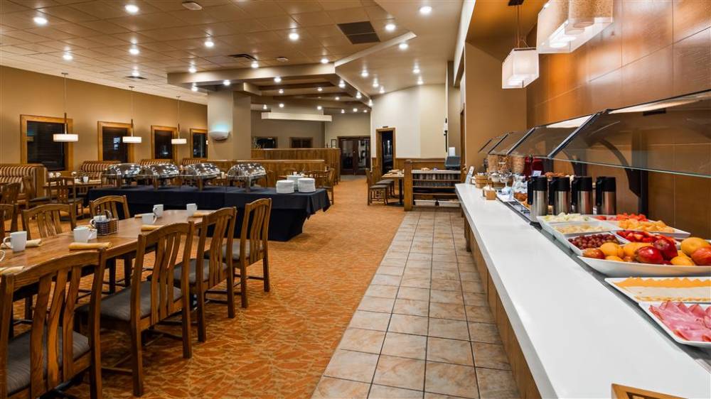Best Western Plus Winnipeg Airport Hotel 8