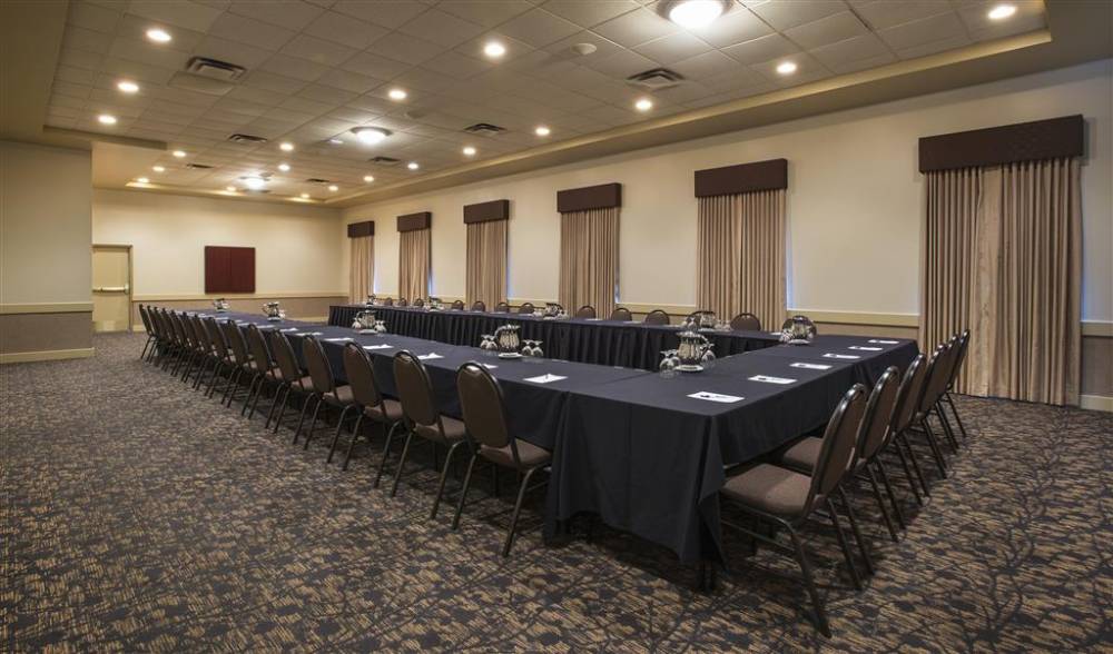 Best Western Plus Winnipeg Airport Hotel 4