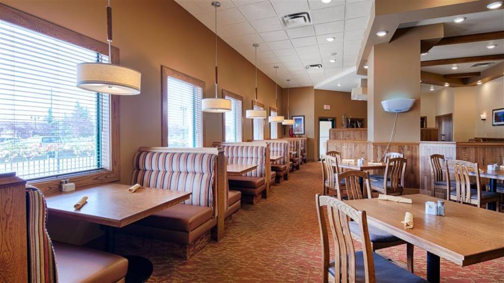 Best Western Plus Winnipeg Airport Hotel 9