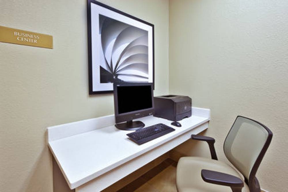 Candlewoods Suites Airport 1