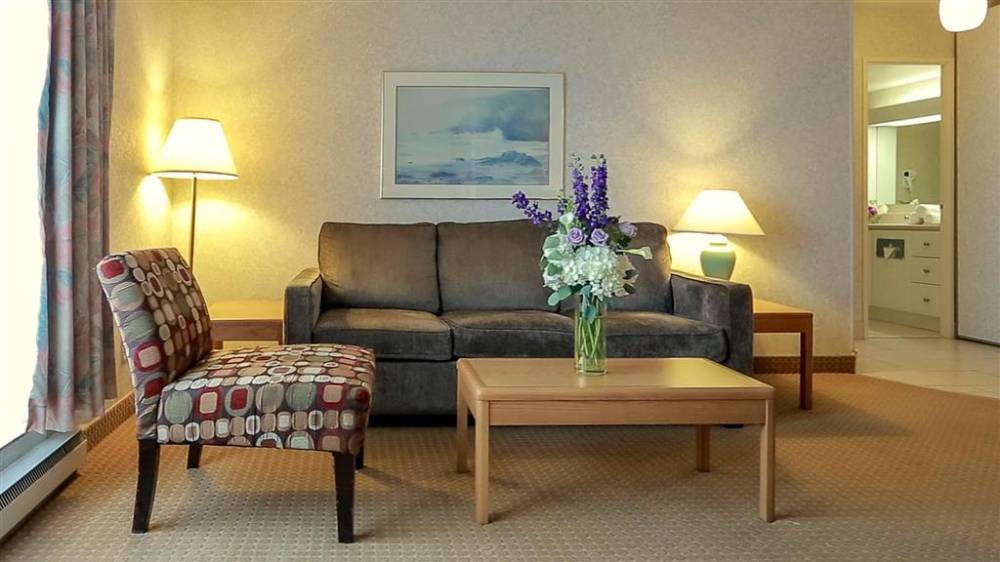 Cartier Place Suite Hotel 10