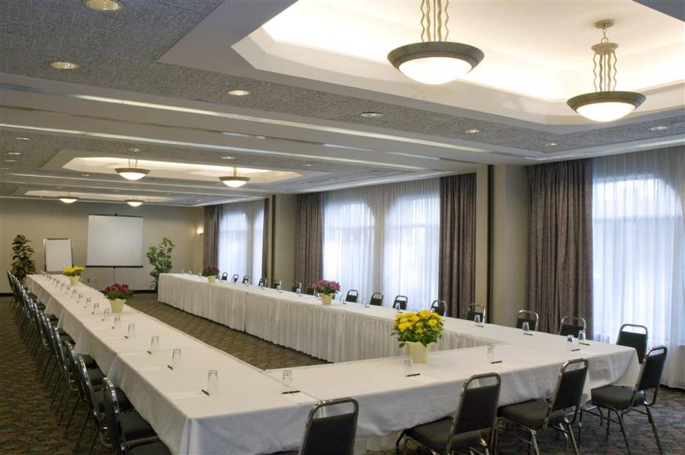 Cartier Place Suite Hotel 3