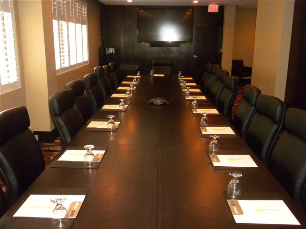 Century Plaza Hotel And Spa 4