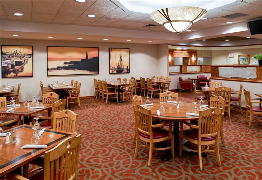 Clarion Hotel Airport 10