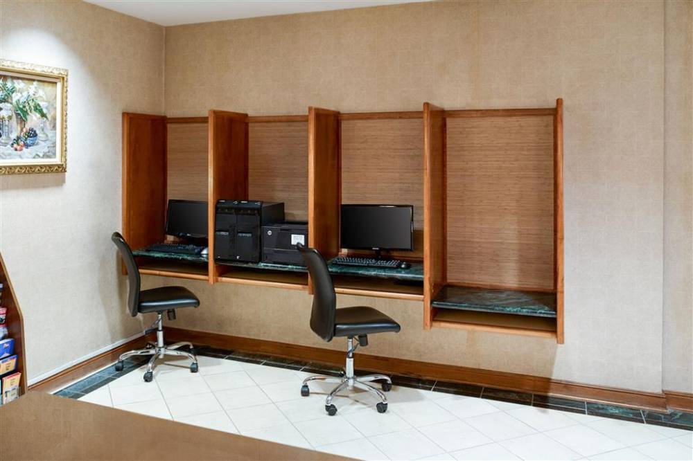 Clarion Hotel Airport 8
