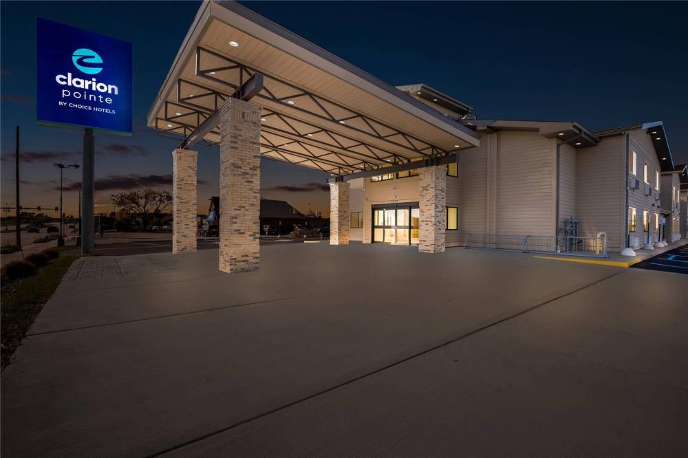 Clarion Pointe Milwaukee Airport 2