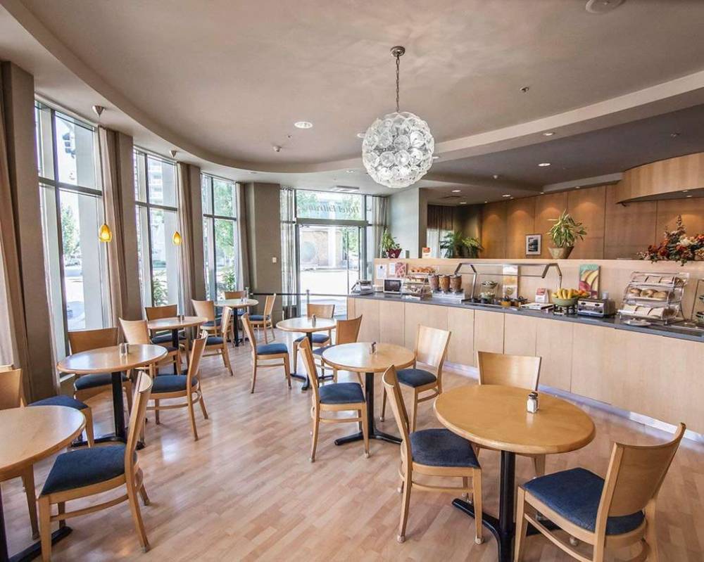 Comfort Hotel Vancouver Airport 8