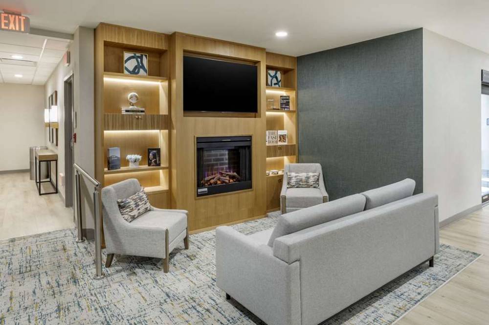 Comfort Inn And Suites Newark Liberty International Airport 7