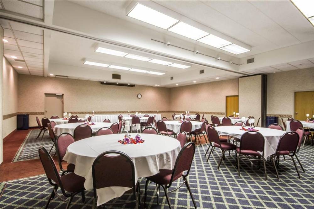 Comfort Inn & Suites Madison - Airport 4
