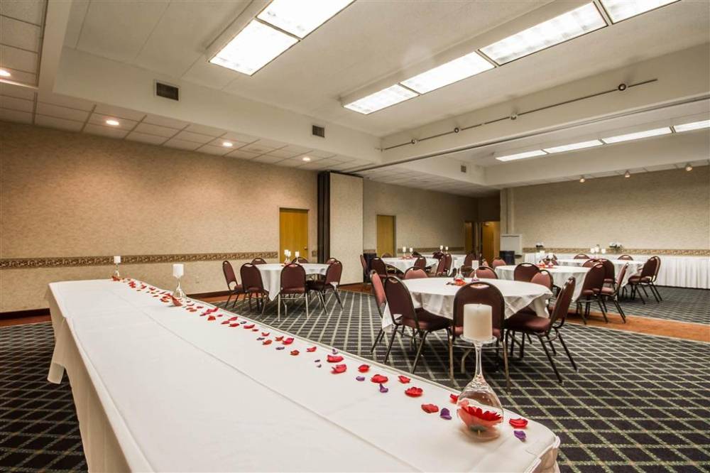 Comfort Inn & Suites Madison - Airport 5