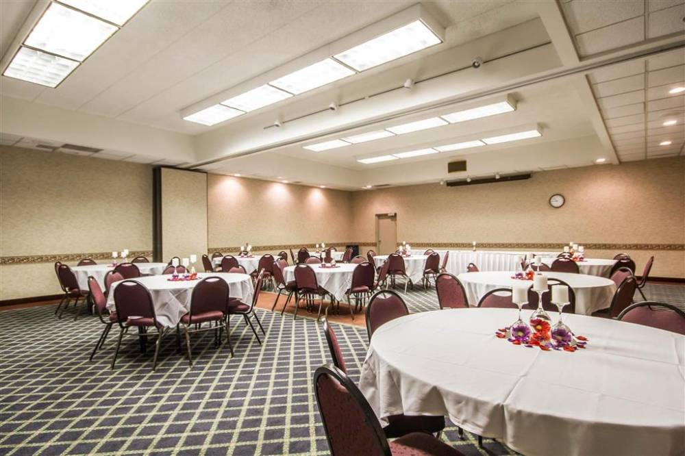 Comfort Inn & Suites Madison - Airport 3