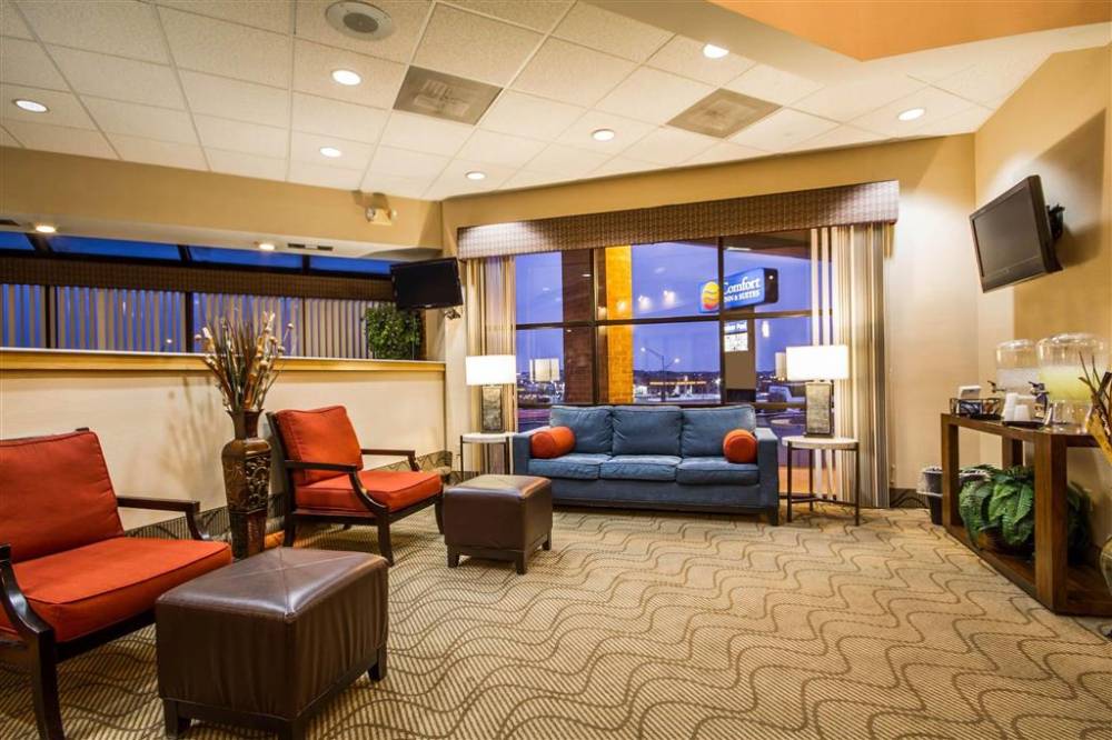 Comfort Inn & Suites Madison - Airport 7