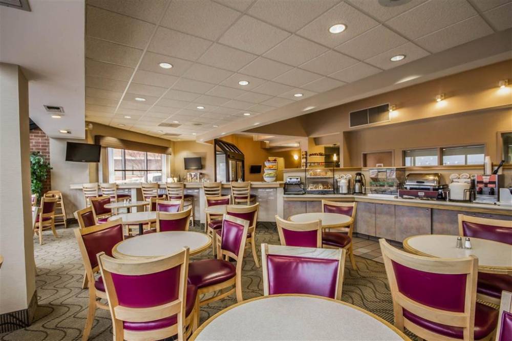 Comfort Inn & Suites Madison - Airport 10