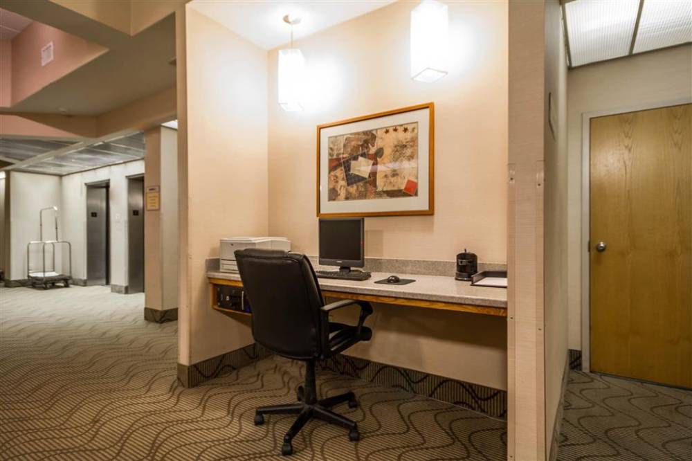Comfort Inn & Suites Madison - Airport 9