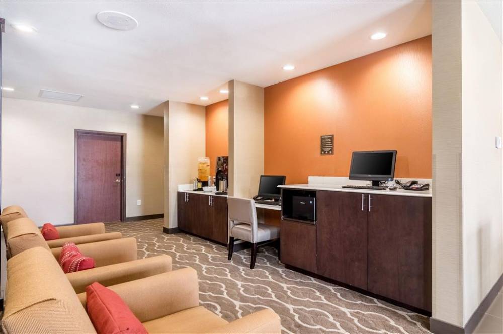 Comfort Suites Airport On Meridian 6