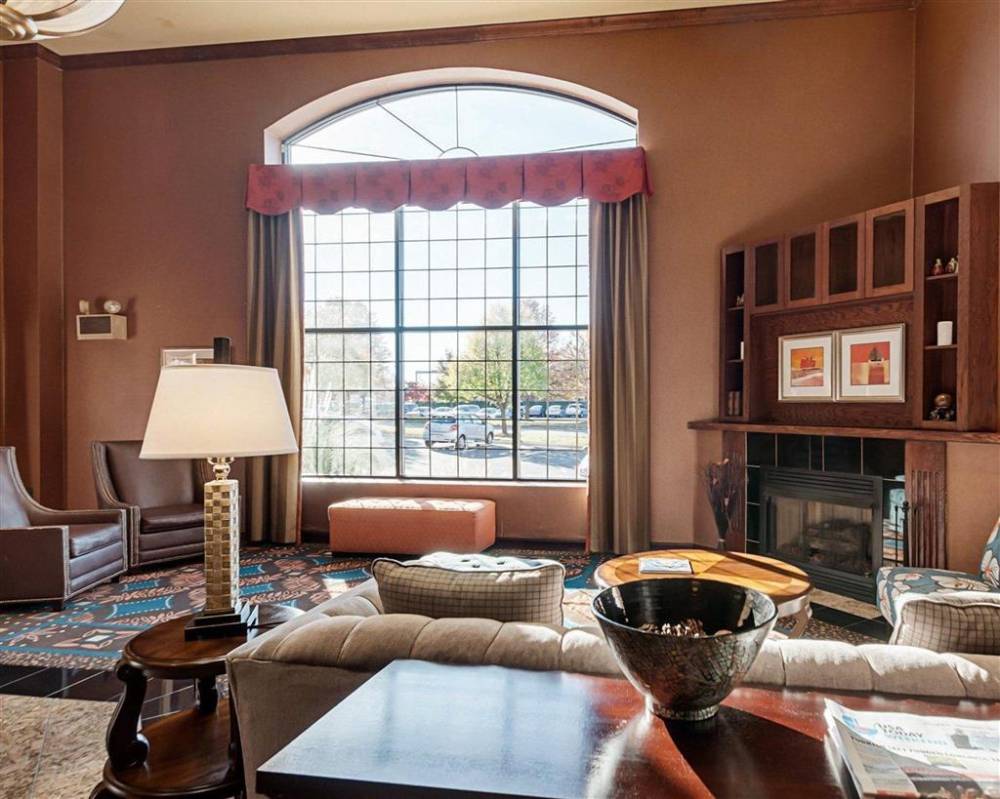 Comfort Suites Dulles Airport 8