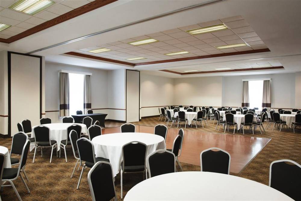 Comfort Suites Milwaukee Airport 6