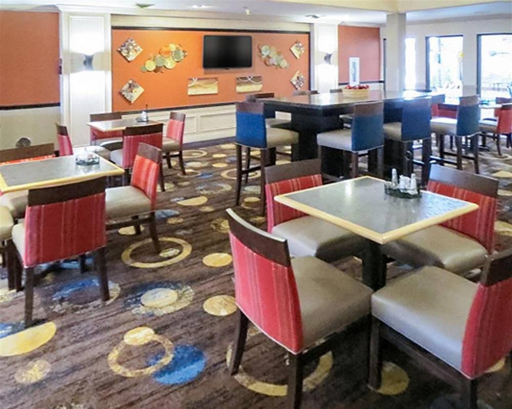 Comfort Suites South 8