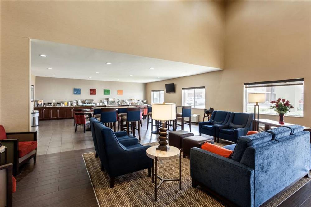 Comfort Suites University 5