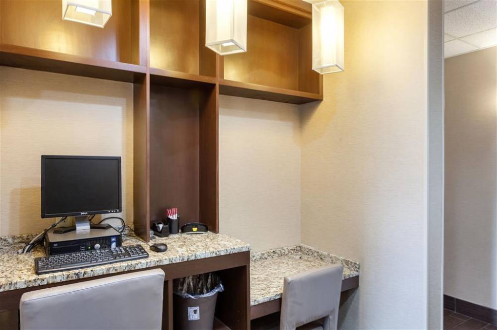 Comfort Suites University 6