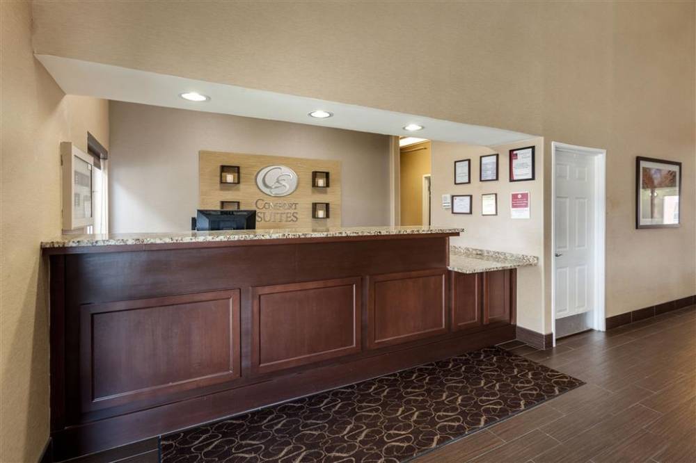 Comfort Suites University 3