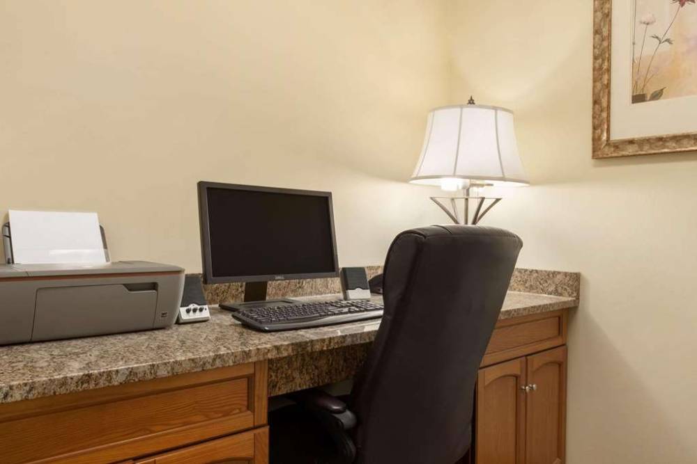 Country Inn & Suites By Radisson Moline Airport Il 6