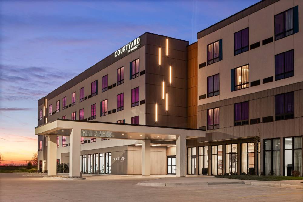 Courtyard By Marriott Bettendorf 2