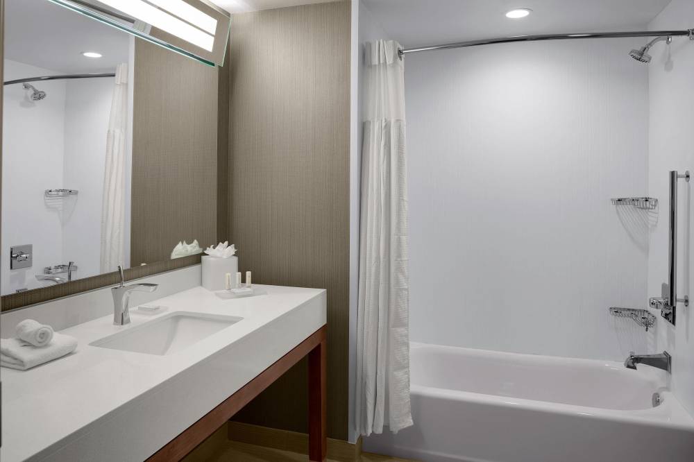 Queen/Queen Guest Room - Bathroom