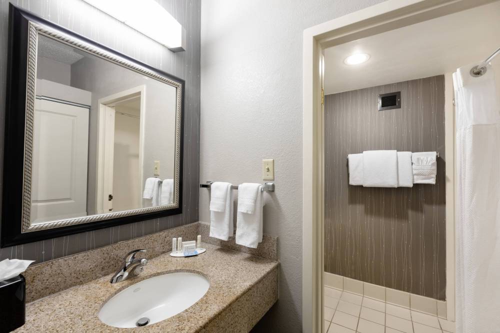 Courtyard By Marriott Dallas-fort Worth Bedford