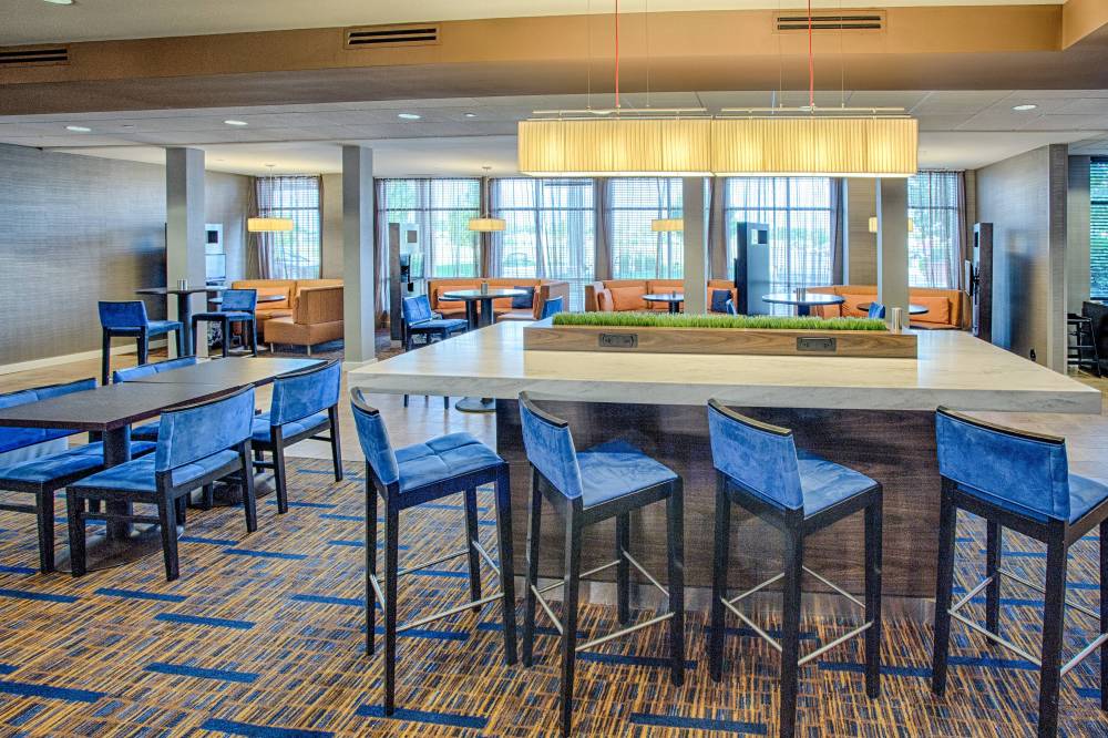 Courtyard By Marriott Fargo Moorhood Mn 9