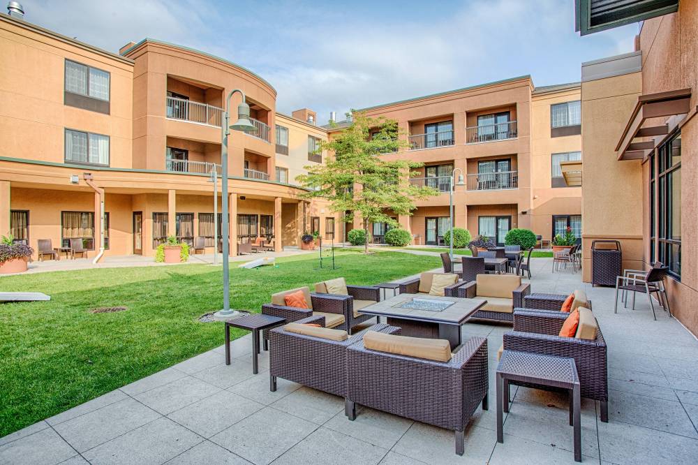 Courtyard By Marriott Fargo Moorhood Mn 7