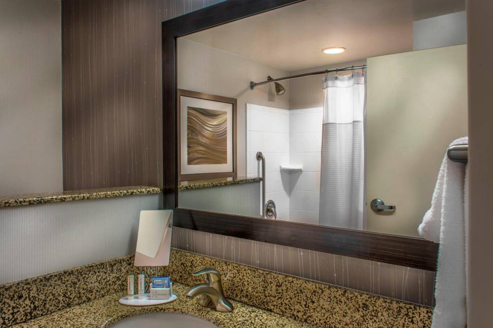 Courtyard By Marriott Greensboro Airport 1