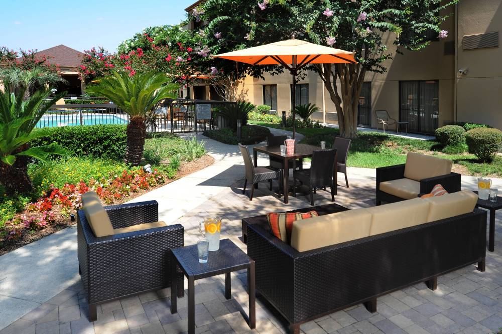 Courtyard By Marriott Houston Hobby Airport