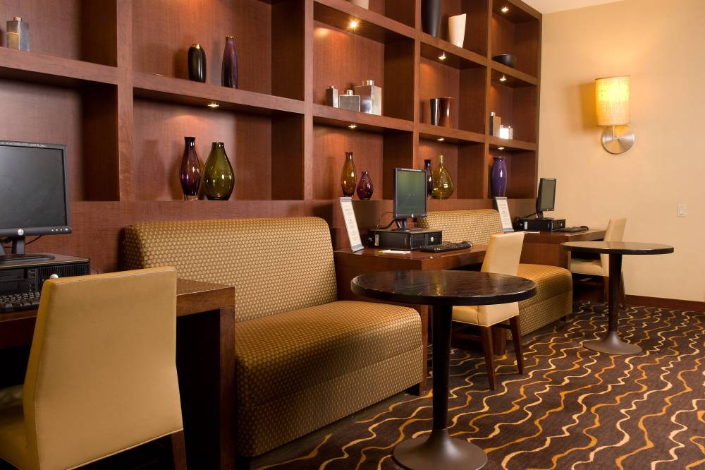 Courtyard By Marriott Los Angeles Sherman Oaks 2
