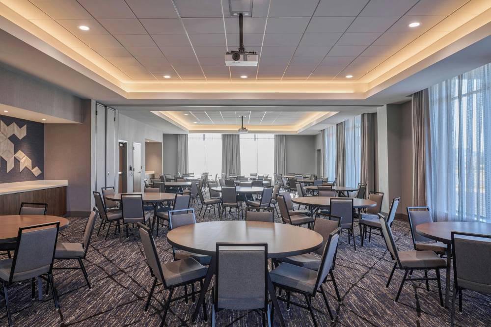 Courtyard By Marriott Madison 10