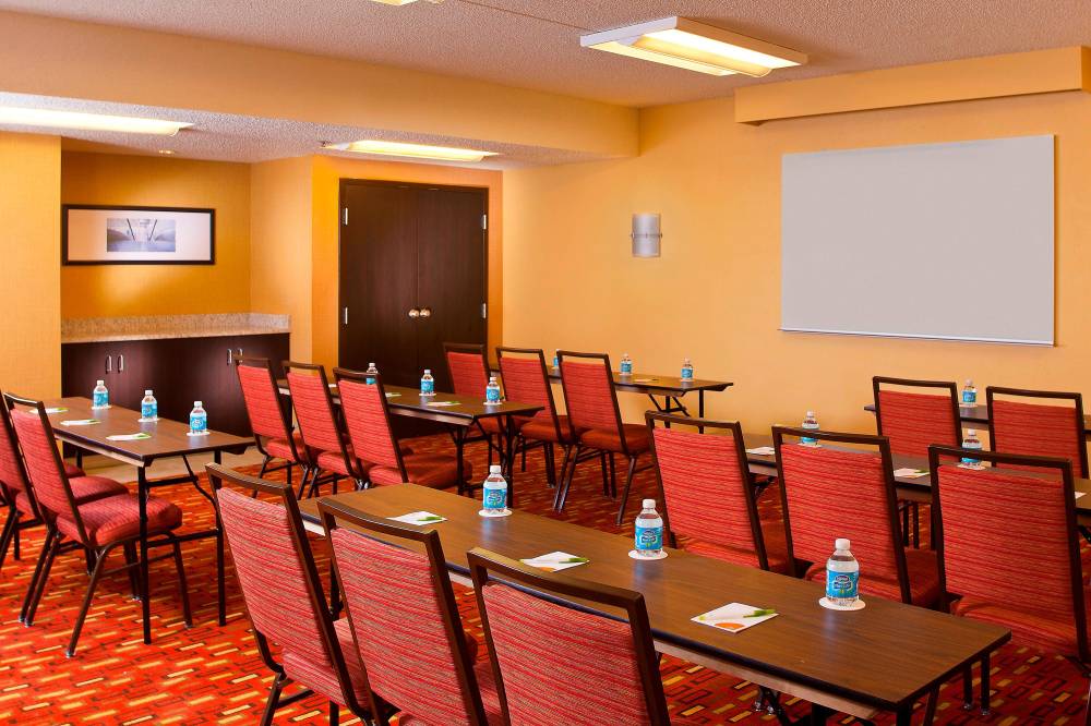 Courtyard By Marriott Memphis Airport 9