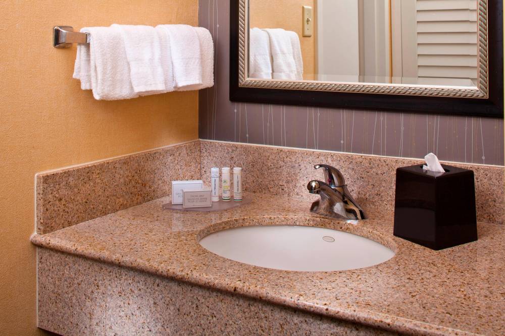 Courtyard By Marriott Memphis Airport 1