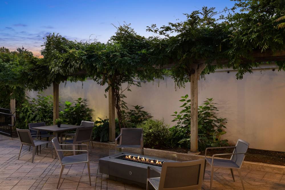 Courtyard By Marriott New Haven At Yale 8