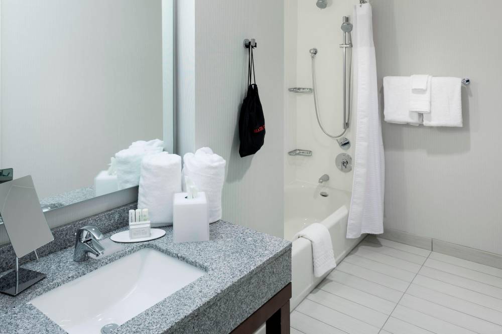 Courtyard By Marriott Richmond Downtown 2