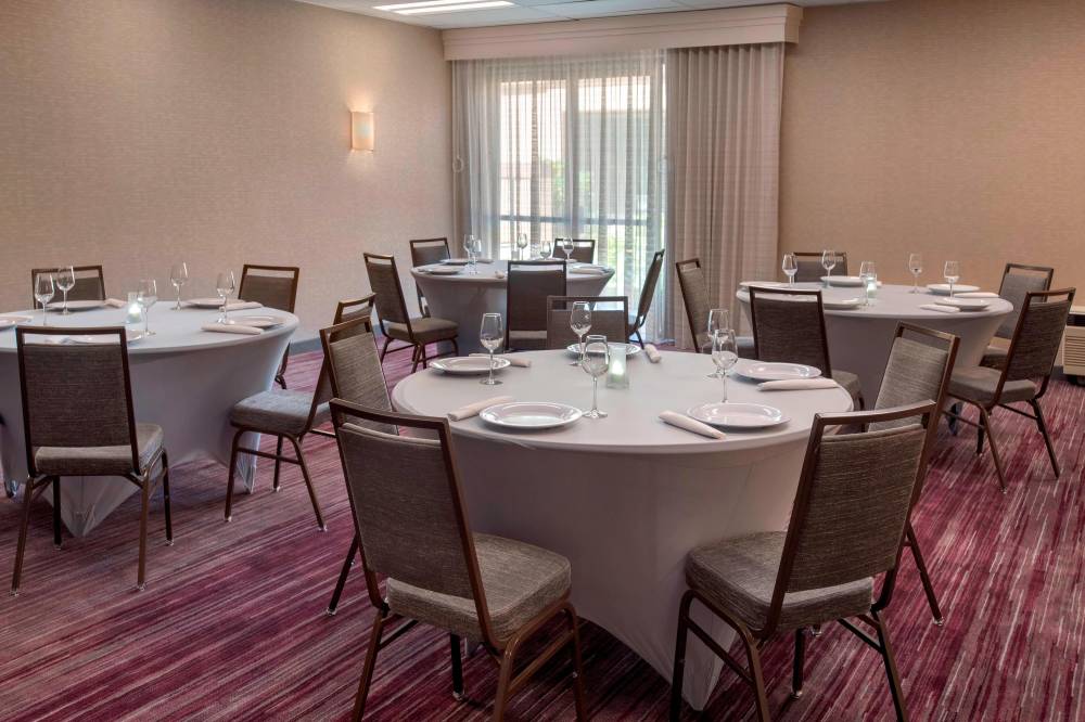 Courtyard By Marriott Rye 8