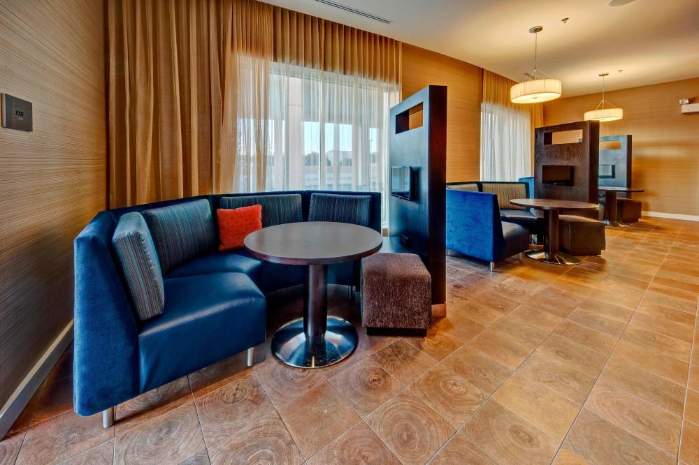 Courtyard By Marriott Westbury Long Island 10